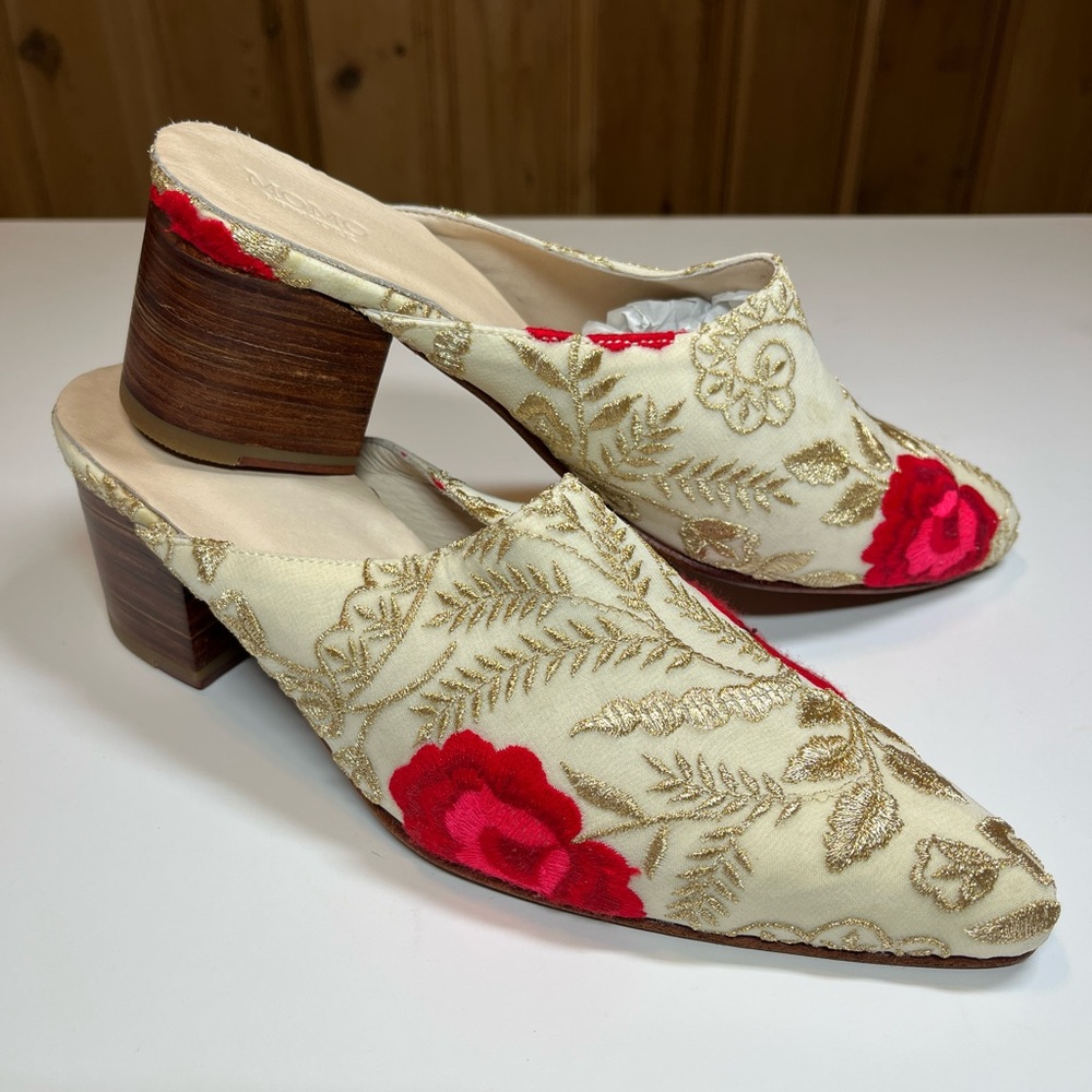 BRAND NEW! Momo of New York slides.